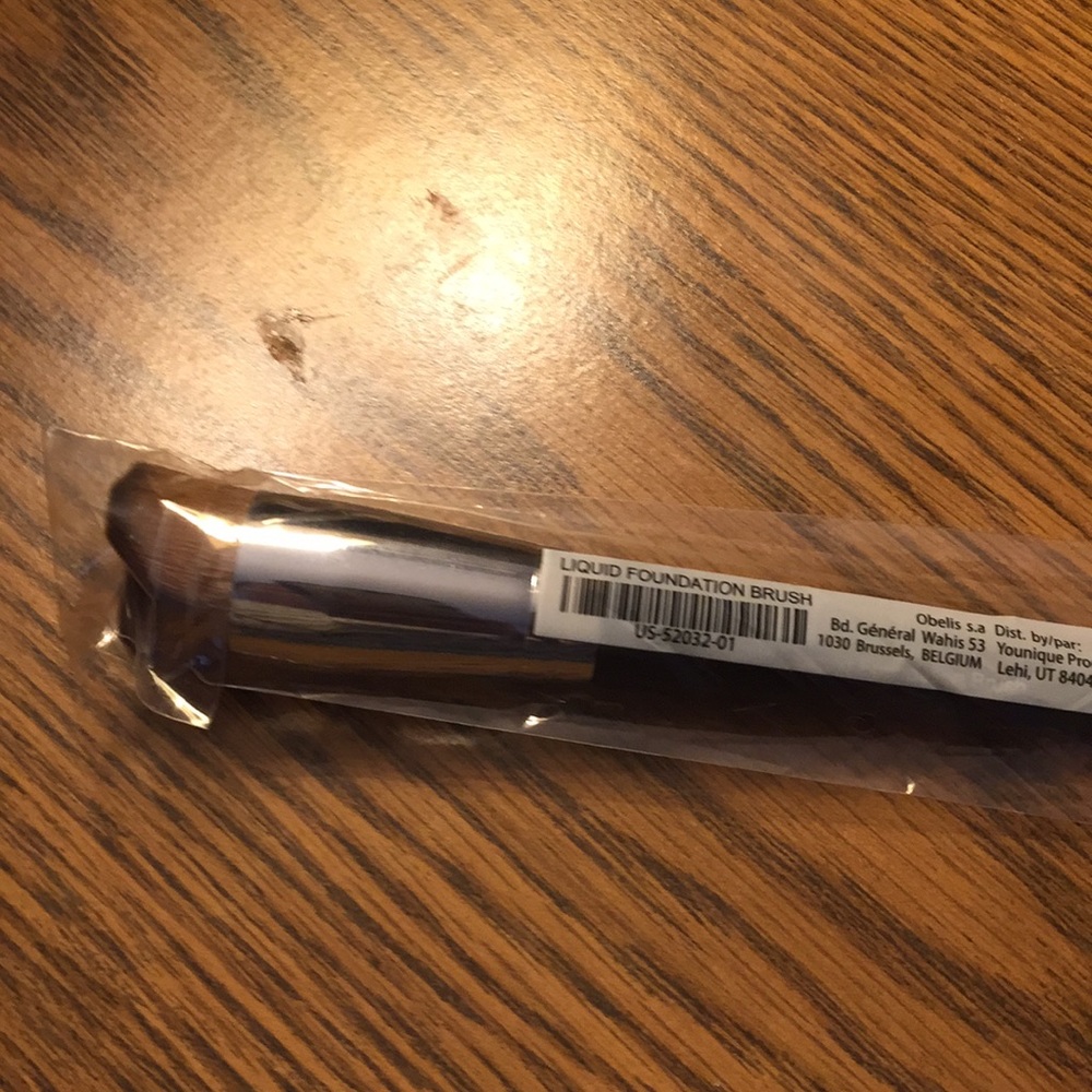 Liquid foundation brush
